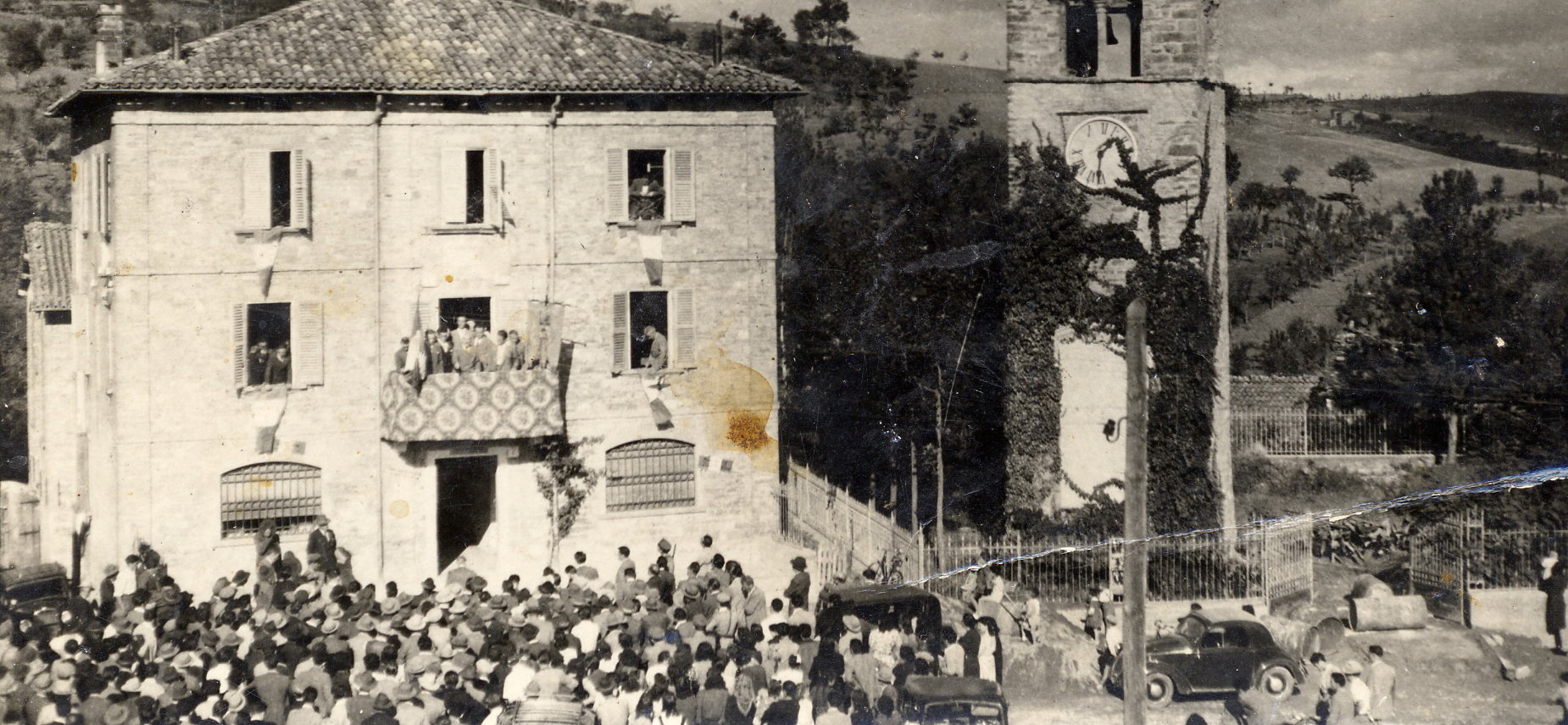 Una comunità riunita davanti alla sede comunale di Prignano