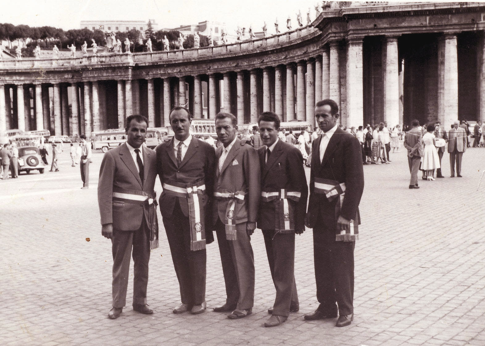 Giuseppe Castagnetti con altre persone in Piazza San Pietro a Roma