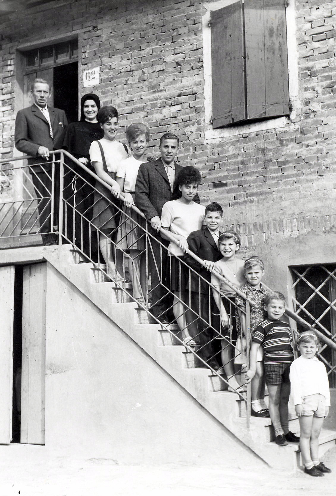 La famiglia Castagnetti disposta lungo la scala esterna di casa
