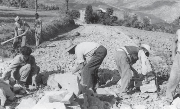 Lavoratori impegnati in un cantiere per l’acquedotto
