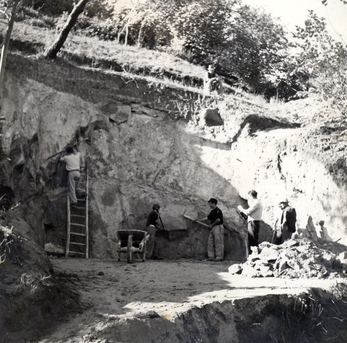 Lavori lungo una strada del territorio comunale